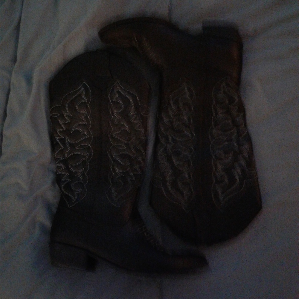 BLACK COWBOY BOOTS